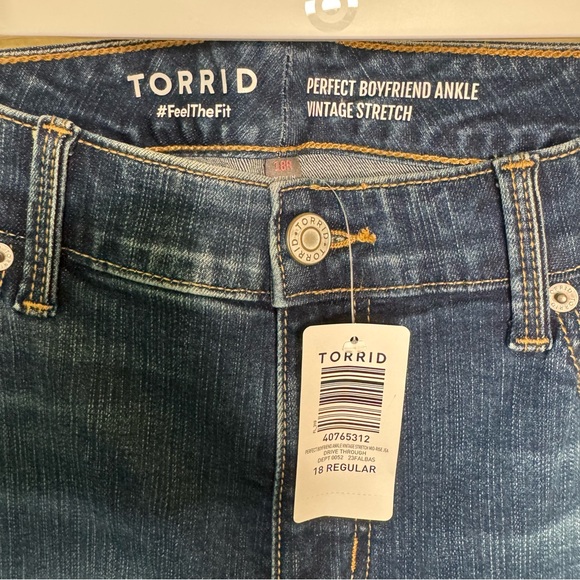 Torrid - Perfect Boyfriend Mid-Rise Jean - Size 18 - Picture 3 of 13